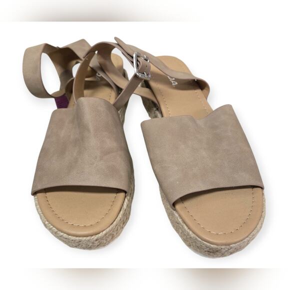 Women's size 11 tan espadrille sandals - Picture 3 of 3